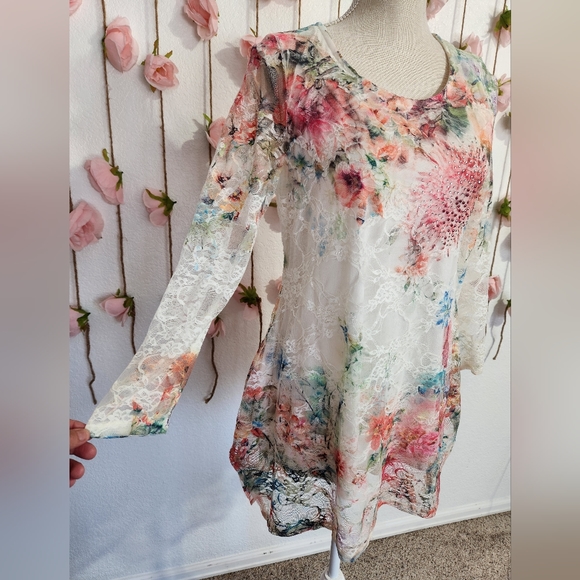 CAL Style Tunic floral lace blouse - Picture 5 of 6
